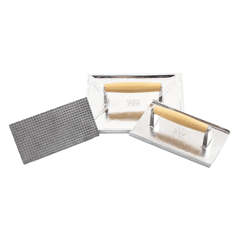 Winco Chafers & Buffetware Set Winco 708 Crown 6 Quart Stainless Steel Round Chafer with Dome Cover and Wooden Handles | Denson CFE